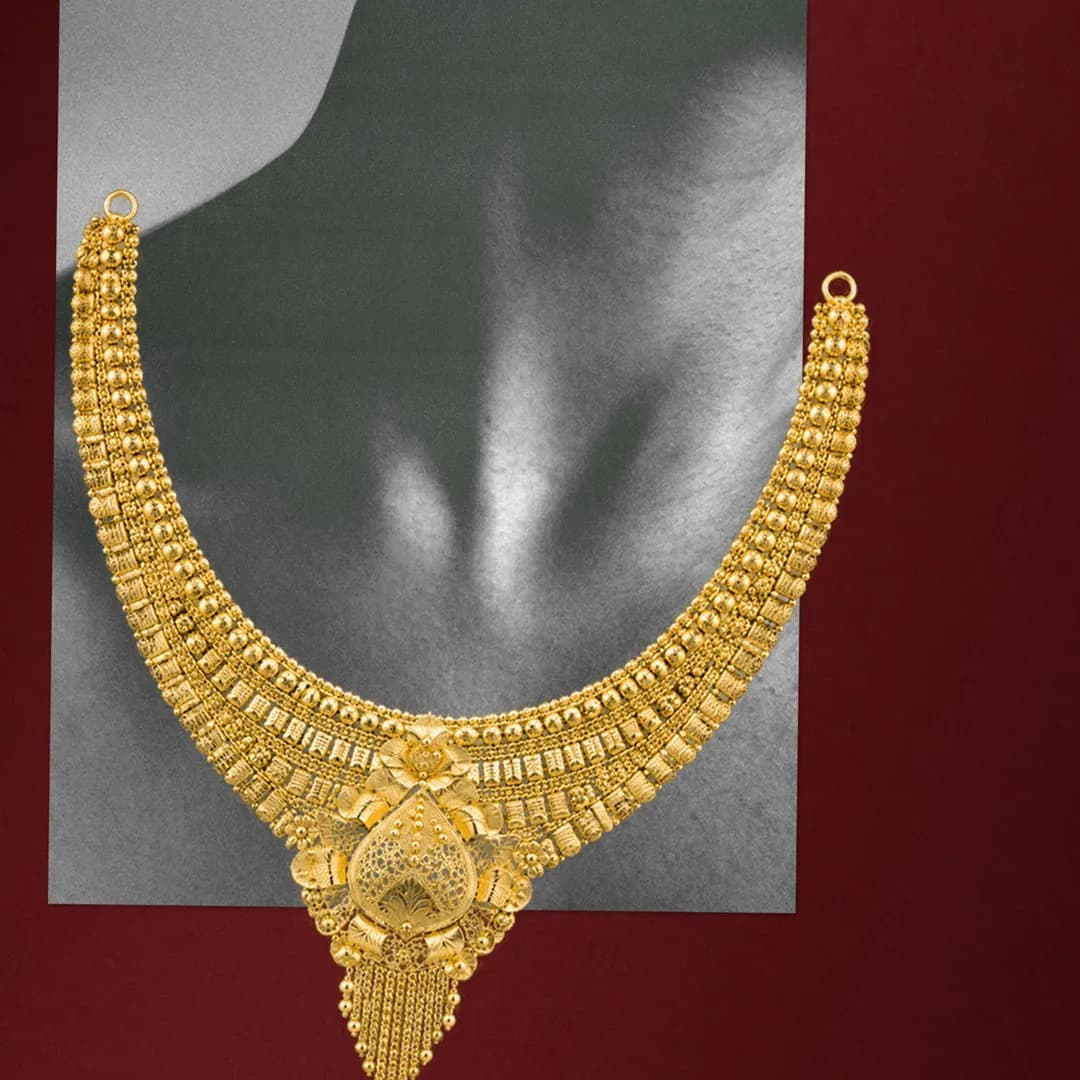 A gold Bombay necklace